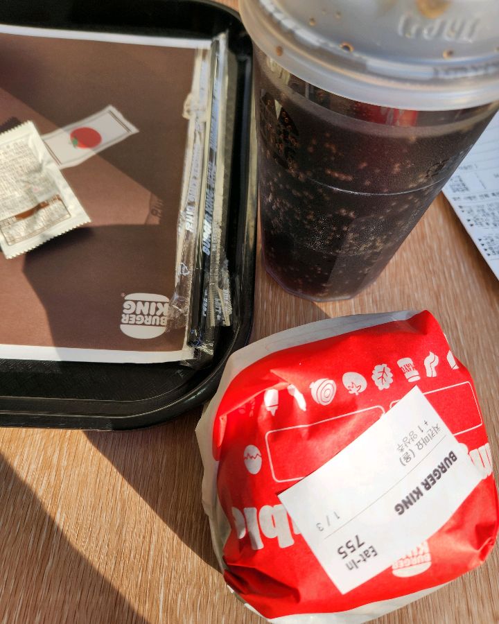 포장된 와퍼와 콜라