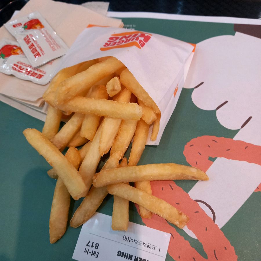 갓 튀겨져 나온 따끈따끈한 감자튀김