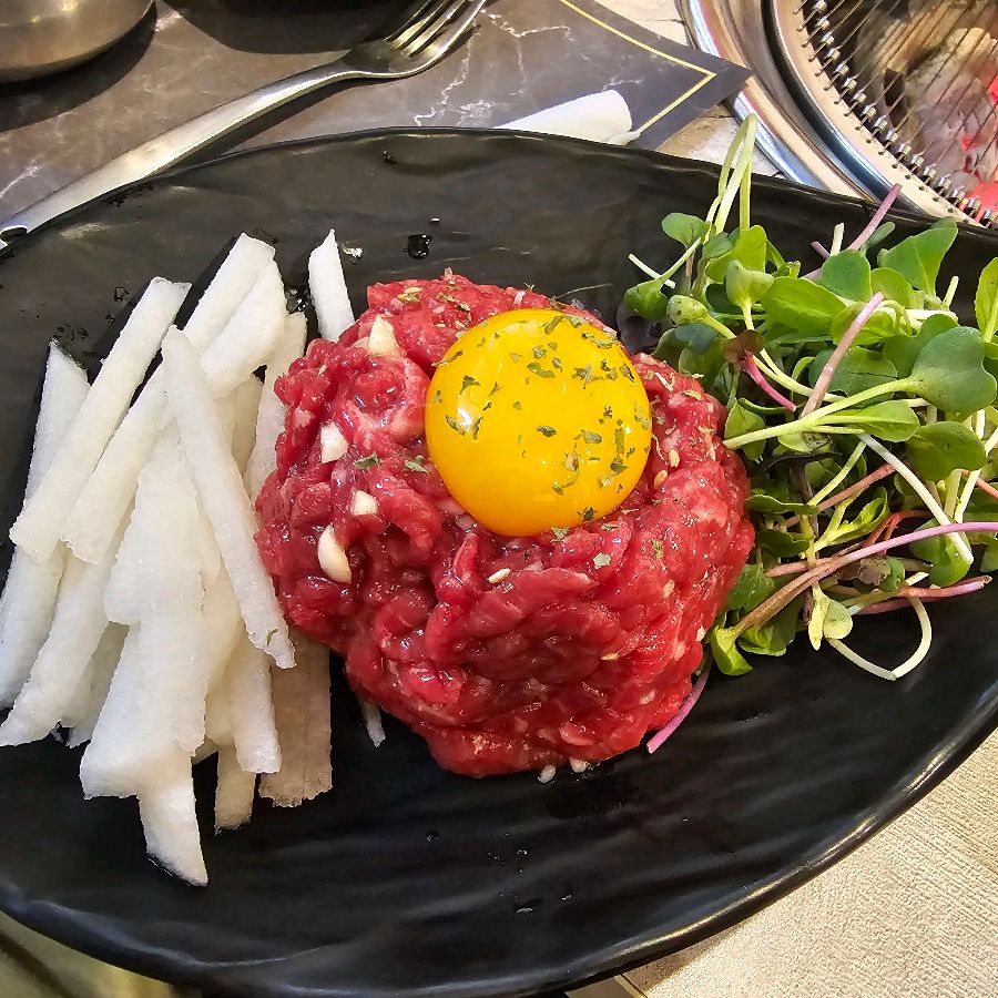 신선한 육회와 노른자가 얹어진 육회비빔밥