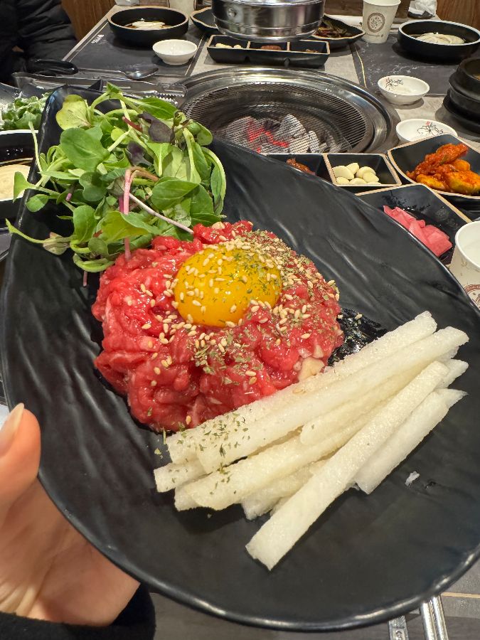 싱싱한 채소와 육회가 조화로운 육회비빔밥