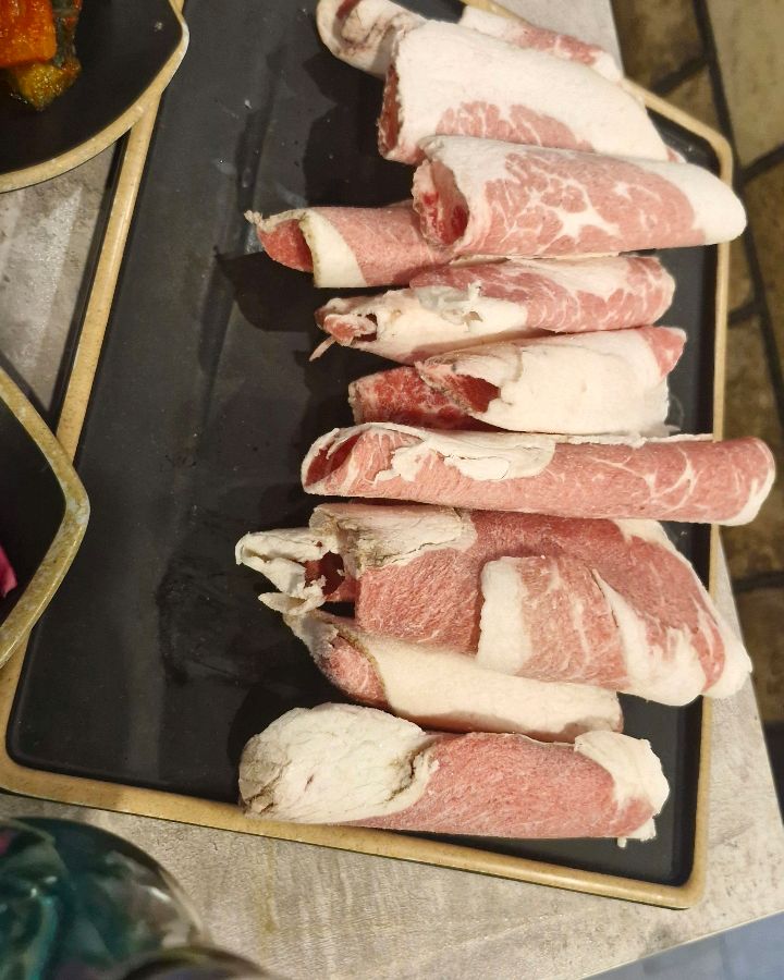 얇게 슬라이스 되어 신선함이 돋보이는 소고기