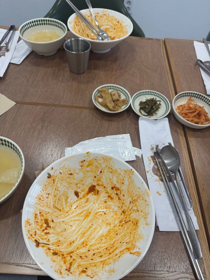 다 먹은 후 깔끔하게 비워진 테이블