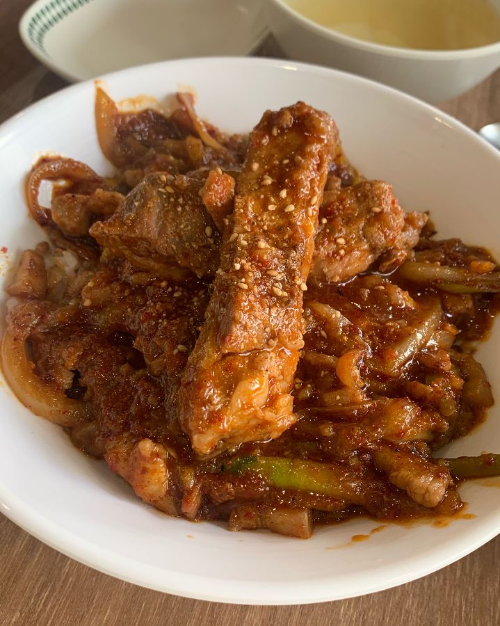 윤기가 자르르 흐르는 간장 등갈비