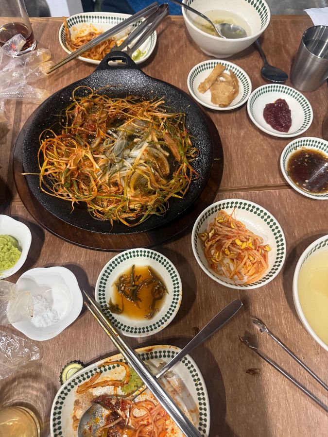 다양한 밑반찬과 소금구이를 올려 먹을 파채