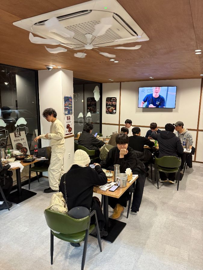 손님들로 가득 찬 우가네등갈비 내부