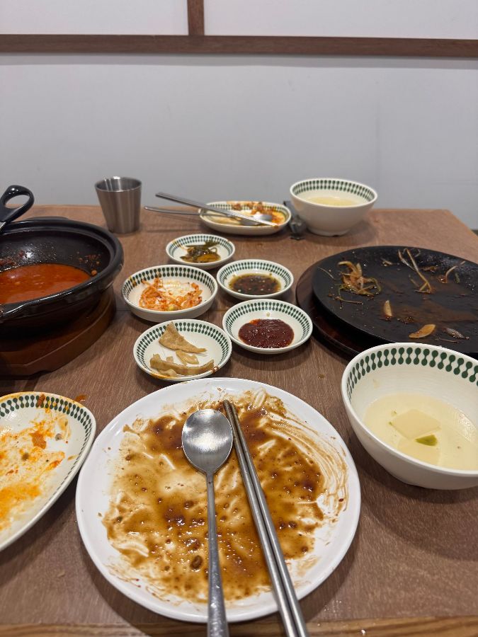 깨끗하게 비워진 식탁