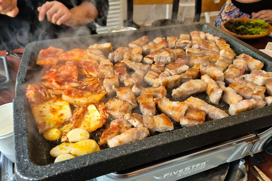 잘 익은 김치와 함께 구워먹는 삼겹살