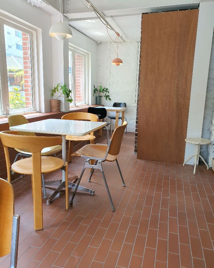 다양한 테이블과 의자가 놓인 공간