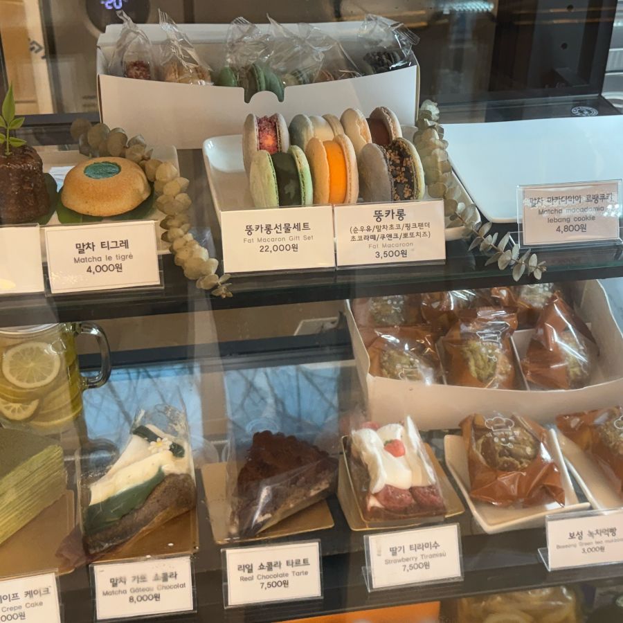 쇼케이스 안에 진열된 다양한 디저트