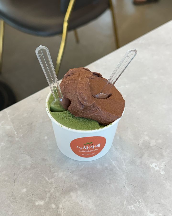 초코 젤라또와 녹차 젤라또의 조화