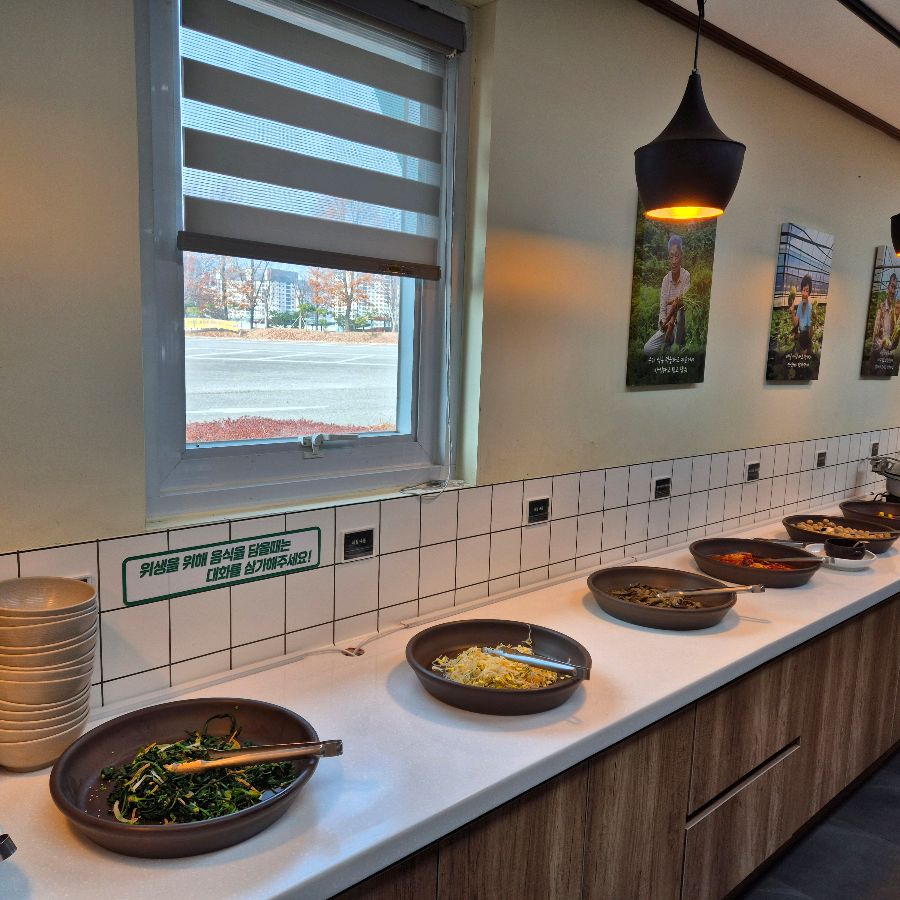 신선한 재료가 가득한 뷔페 코너