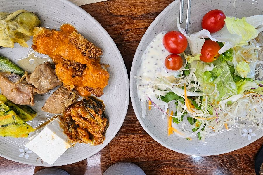 싱싱한 샐러드와 곁들임 채소