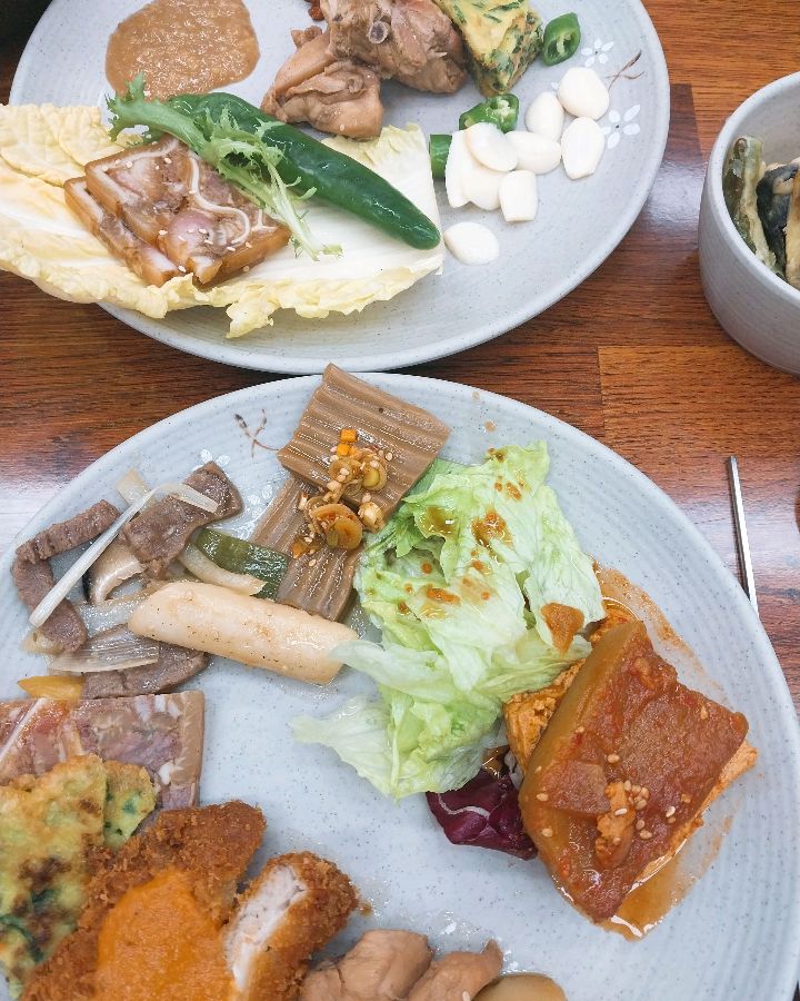 다채로운 한식 반찬들