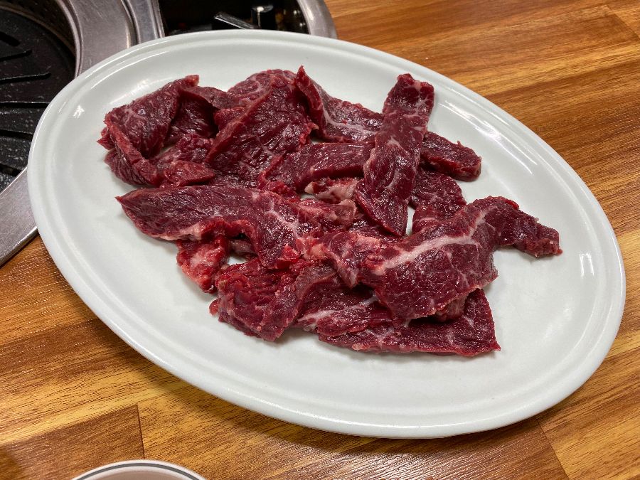 접시에 담겨 나온 신선한 칡소, 붉은 빛깔이 식욕을 자극한다.