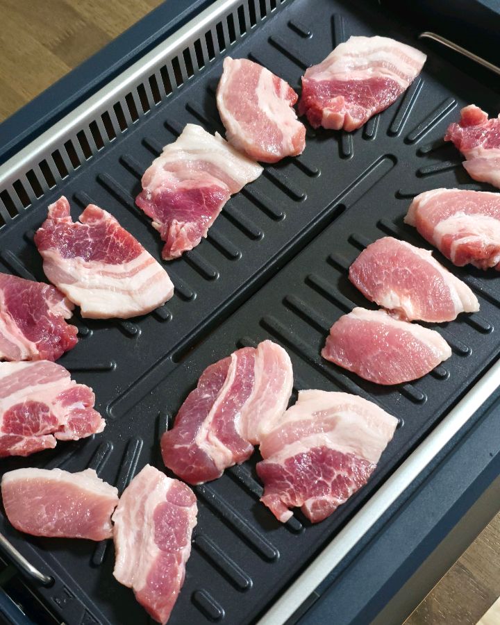 숯불 위에서 맛있게 익어가는 칡소, 육즙이 좔좔 흐른다.