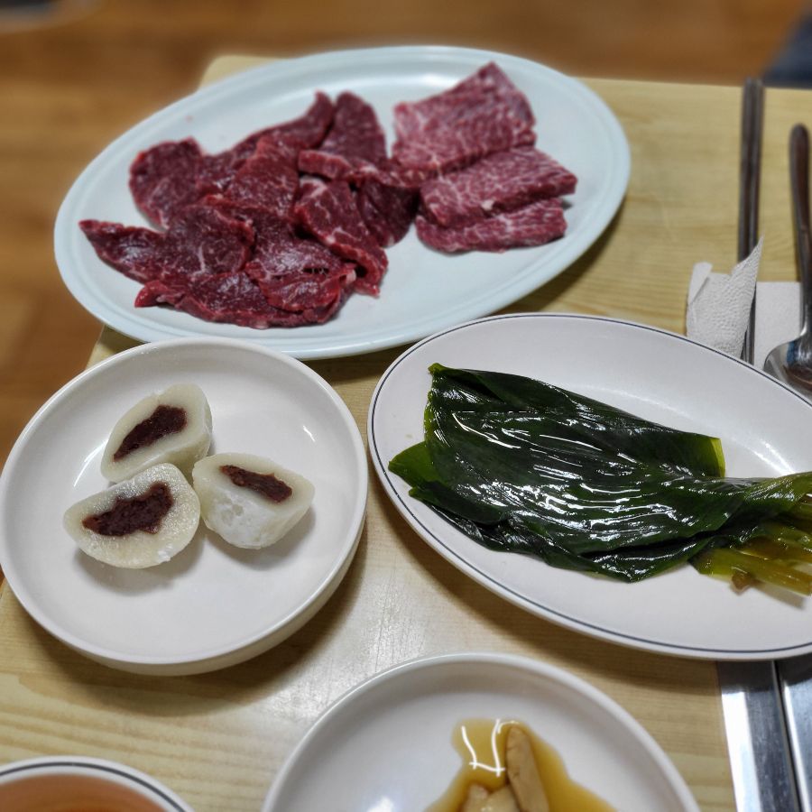 정갈하게 차려진 밑반찬과 칡소, 풍성한 한 상 차림이 인상적이다.