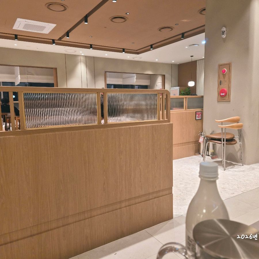 따뜻한 조명 아래 차분하고 정갈한 분위기의 덕분 매장 내부