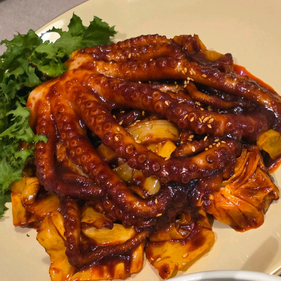 매콤한 양념과 탱글탱글한 낙지가 어우러진 통낙지볶음