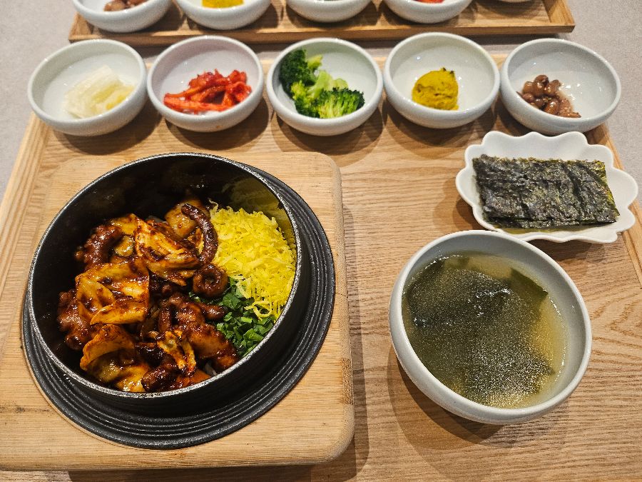 고소한 버터 향이 가득한 버터문어솥밥