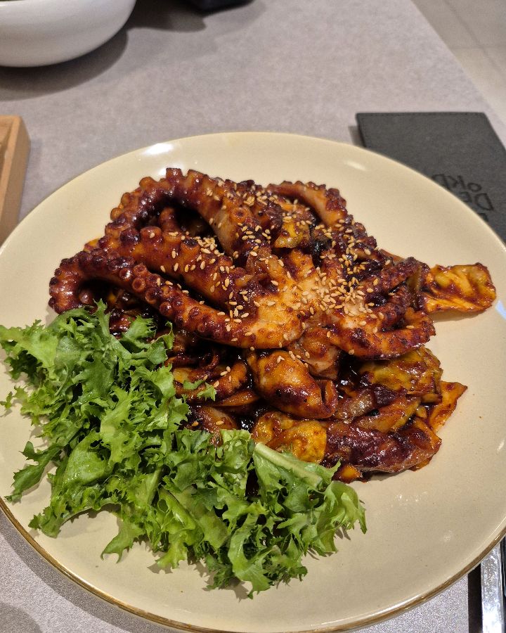 매콤한 양념에 윤기가 흐르는 쭈꾸미 볶음