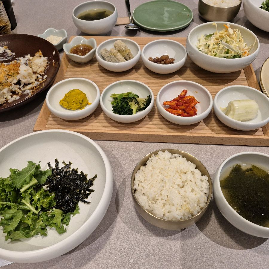 정갈하게 차려진 덕분의 한 상 차림