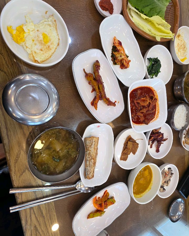 한 상 가득 차려진 백반 정식