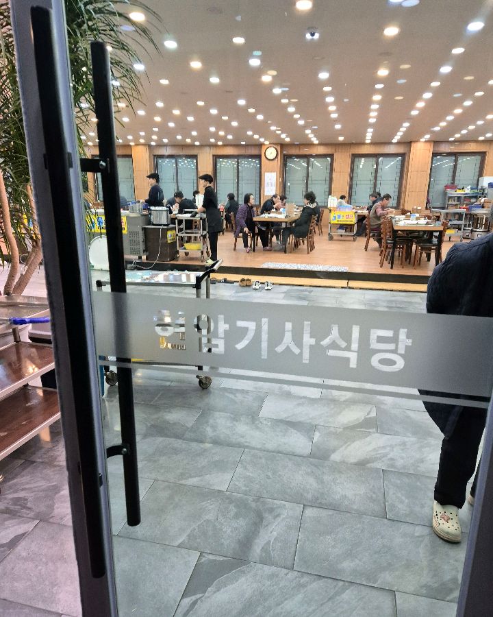 넓고 깔끔한 현암기사식당 내부