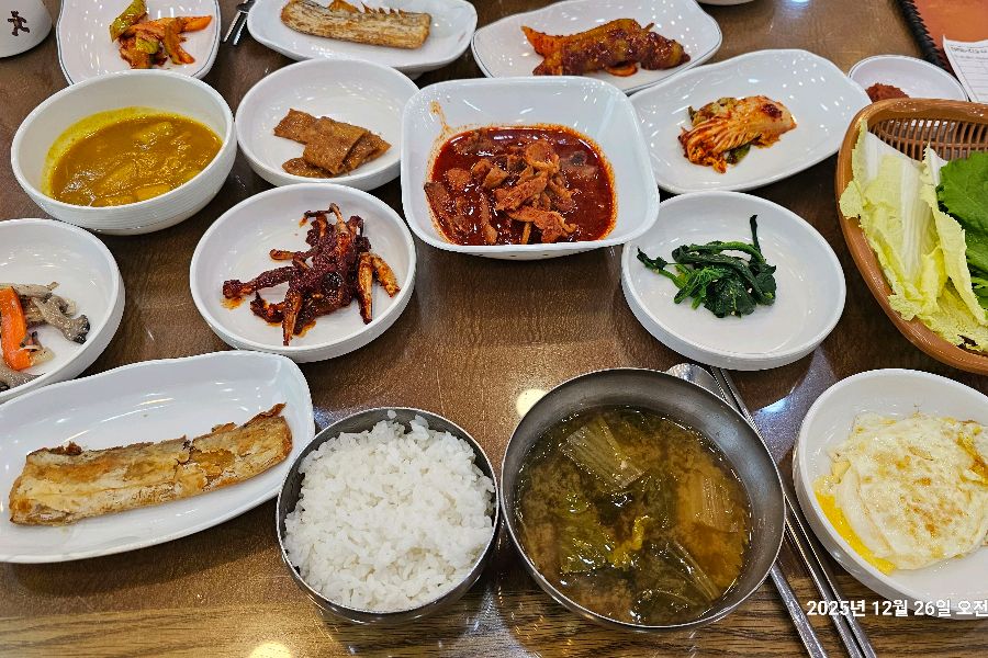 다양한 반찬이 가득한 백반 한 상