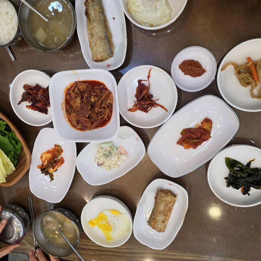 푸짐하게 차려진 백반