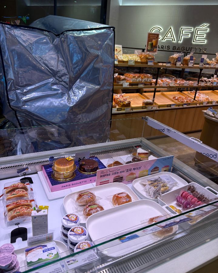 다양한 빵들이 진열된 쇼케이스