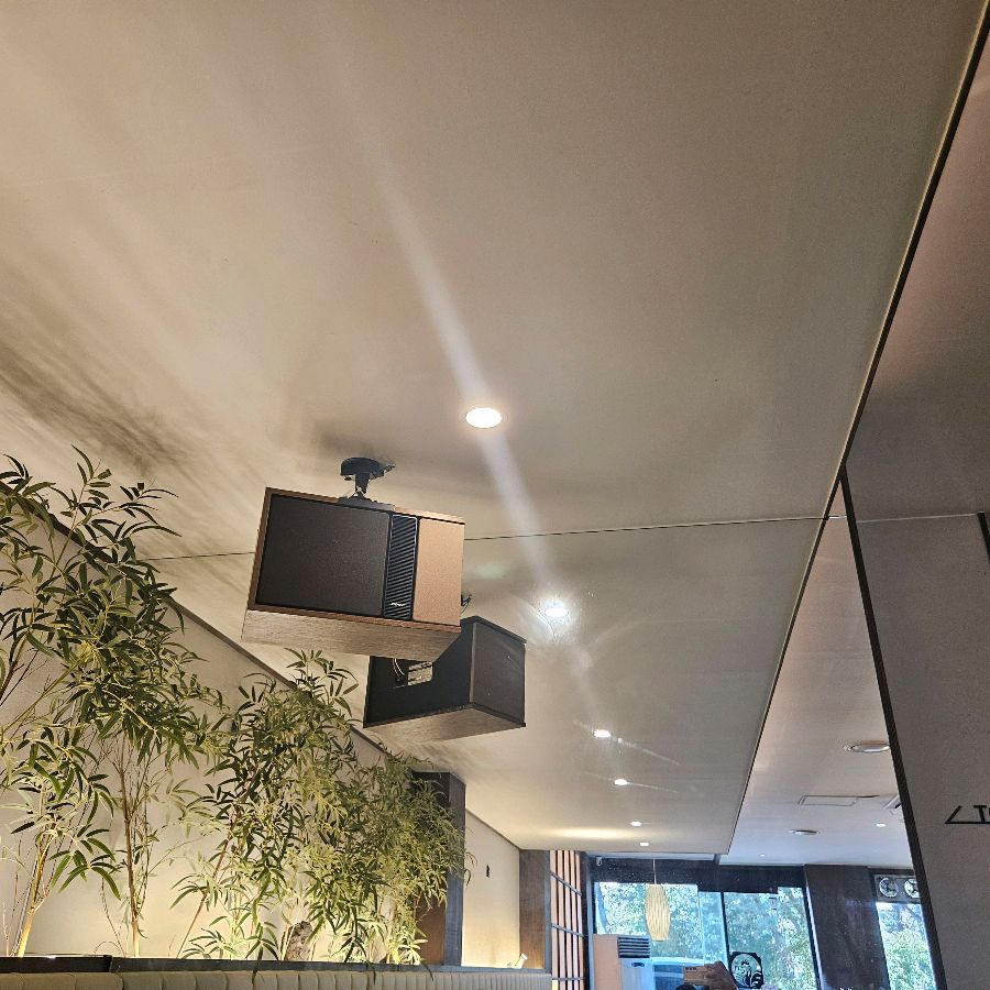 매장 내부에 설치된 고급스러운 스피커