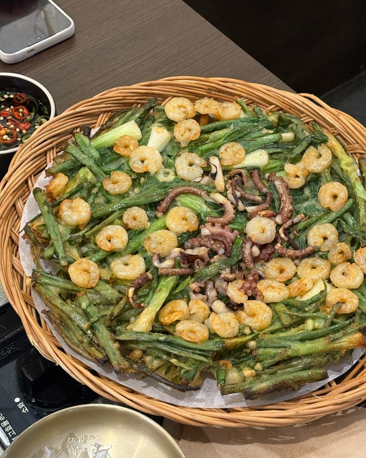 해물이 듬뿍 들어간 해물파전의 모습