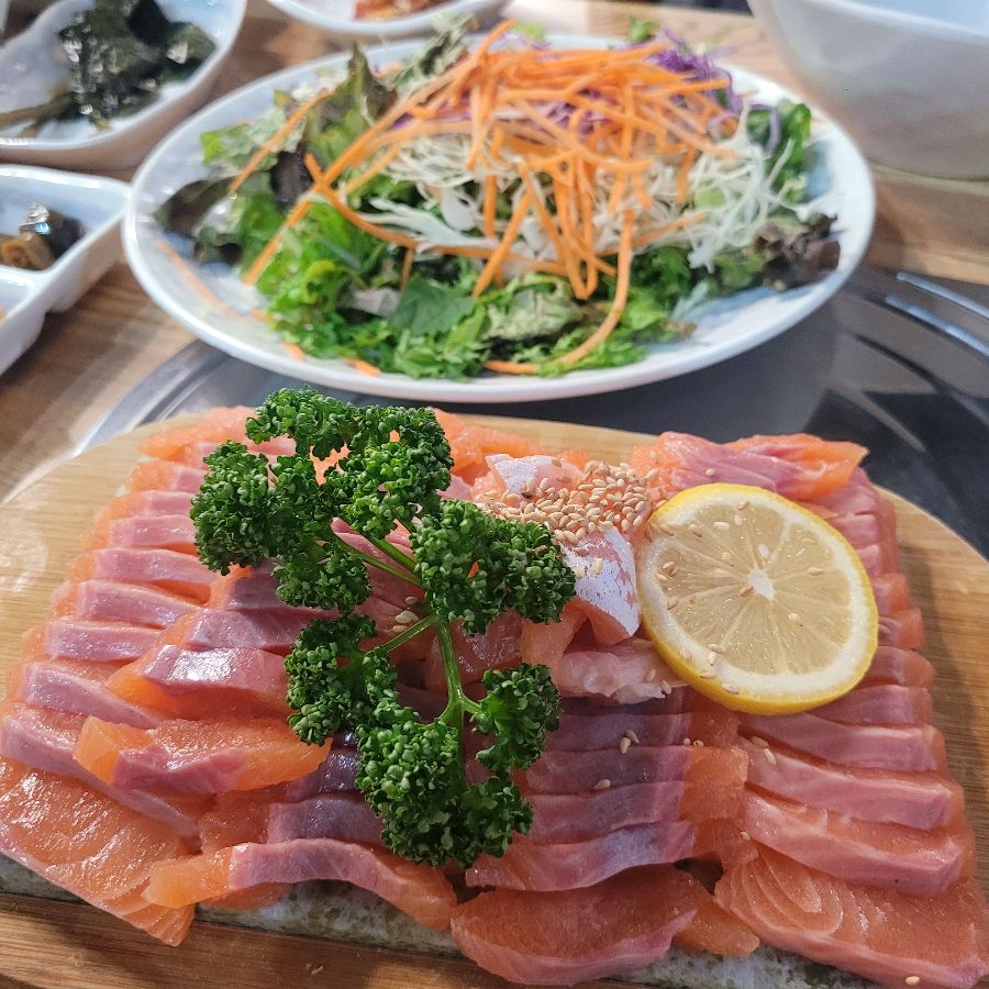 신선한 송어회와 곁들임 채소들.