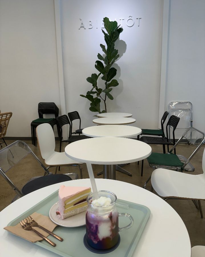 깔끔한 카페 내부