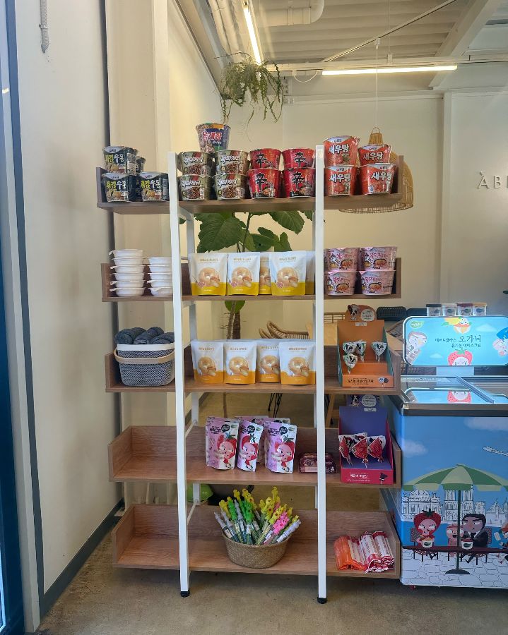 카페 내부 진열대