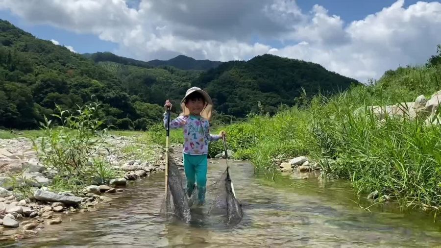 계곡에서 물놀이하는 아이