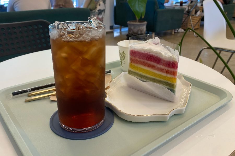 무지개 케이크와 아이스티