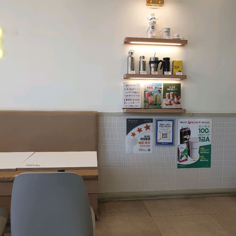 깔끔하고 밝은 분위기의 빽다방 남원중앙점 내부