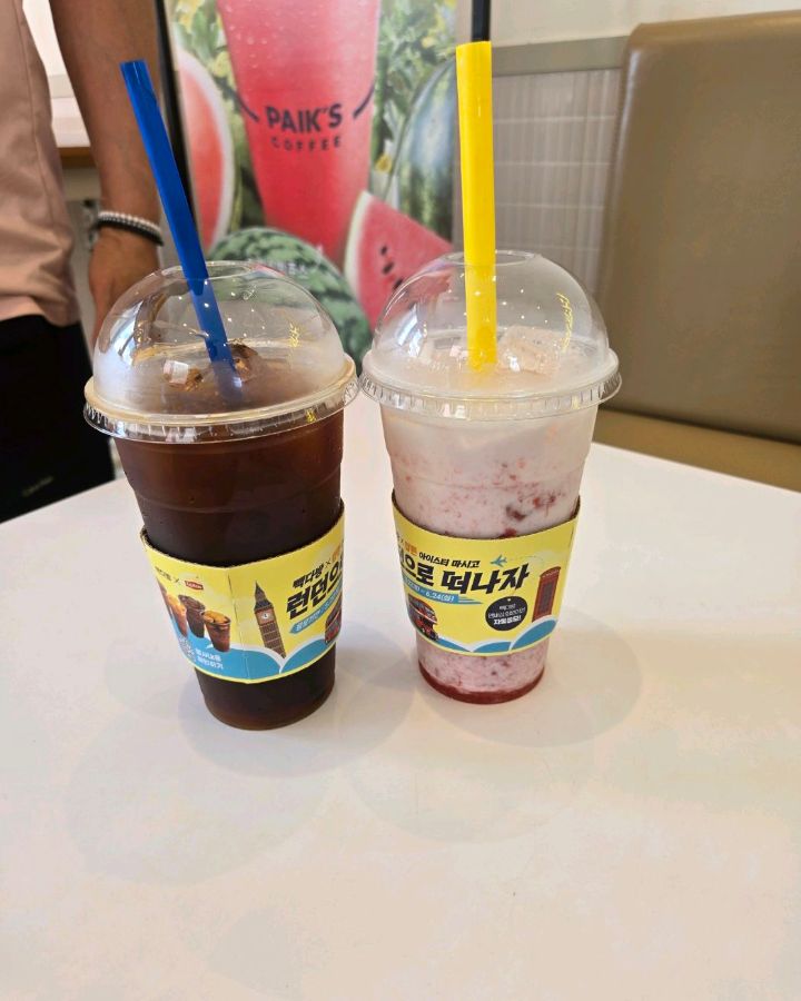 빽's 라떼와 딸기라떼의 아름다운 투샷