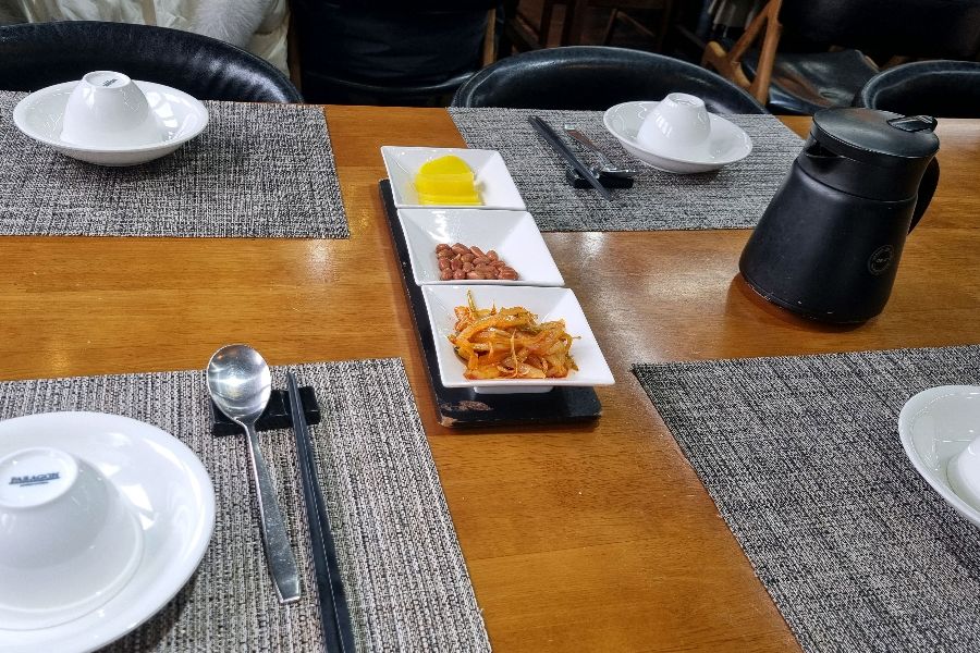 깔끔하게 세팅된 테이블과 정갈한 기본 반찬