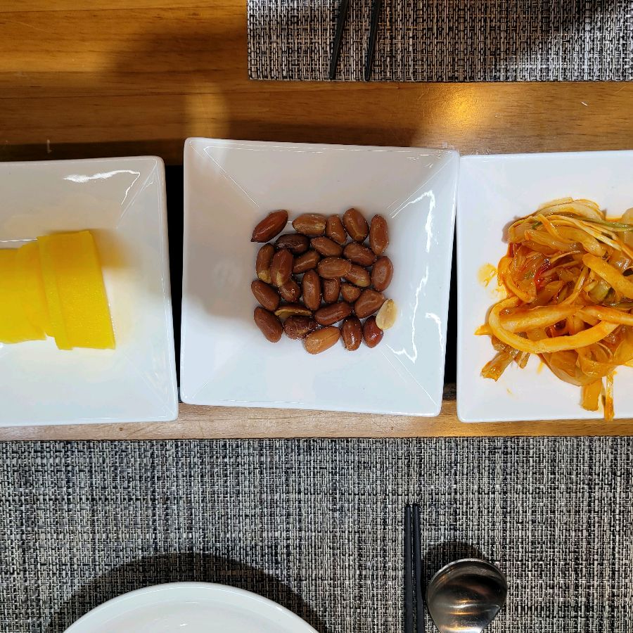 짜사이, 단무지, 땅콩으로 구성된 깔끔한 기본 반찬