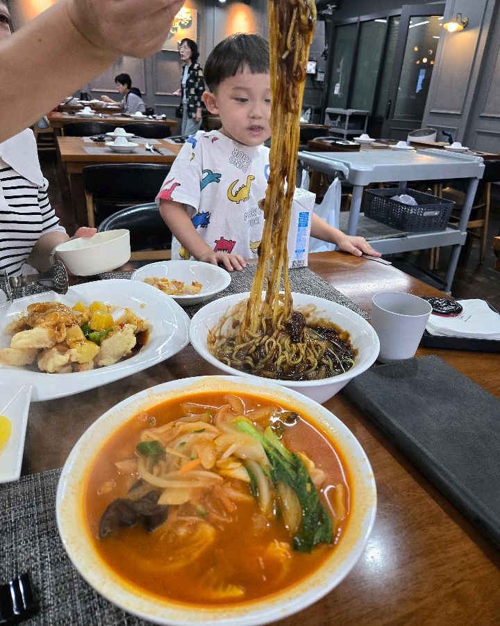 윤기가 자르르 흐르는 루이안 짜장면