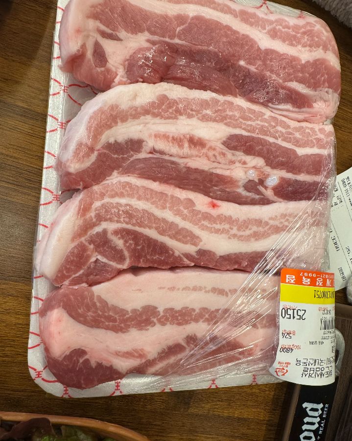 섬세한 마블링이 돋보이는 최고급 한우의 모습