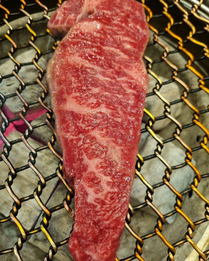 숯불 위에서 맛있게 익어가는 한우