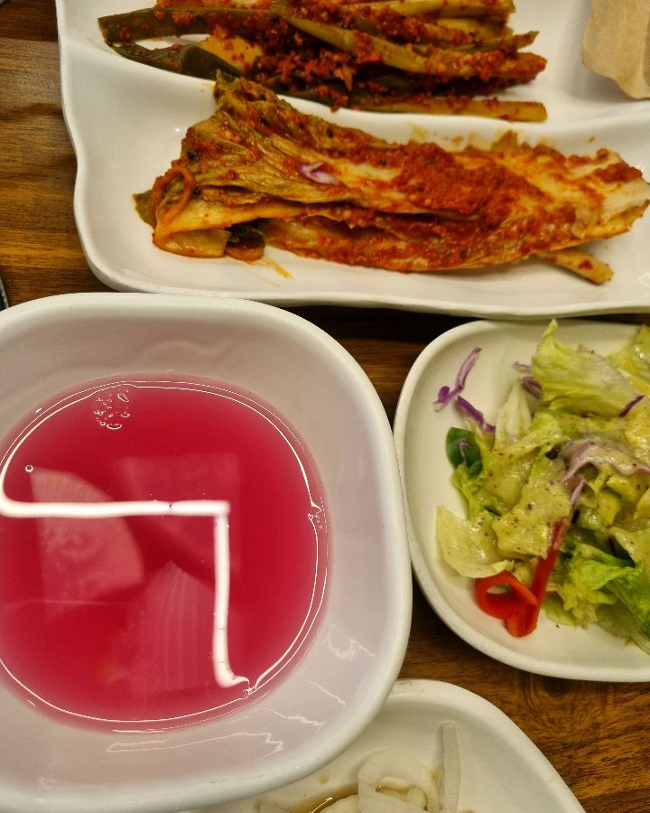 정갈하게 담겨 나온 곁들임 찬들