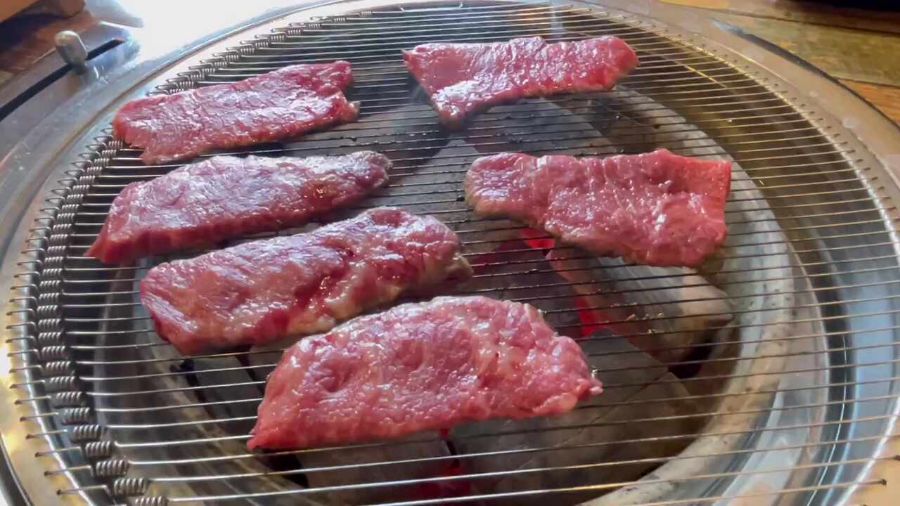 숯불 위에서 익어가는 한우