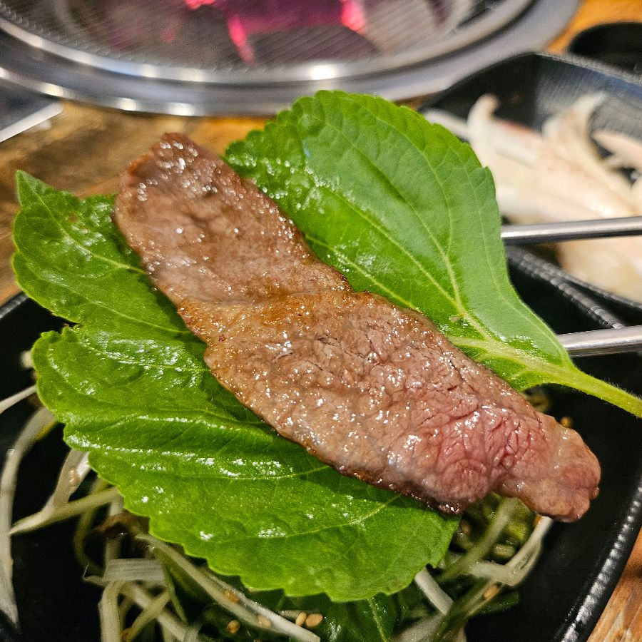 한우 한 점을 음미하는 모습