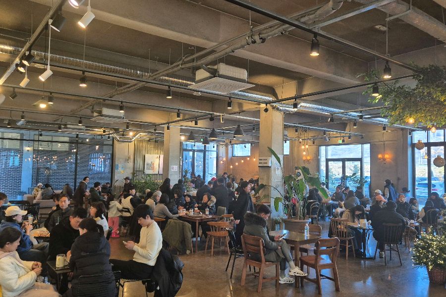 넓고 쾌적한 카페 내부 전경