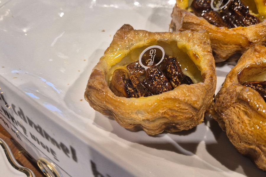 달콤한 무화과 타르트의 클로즈업