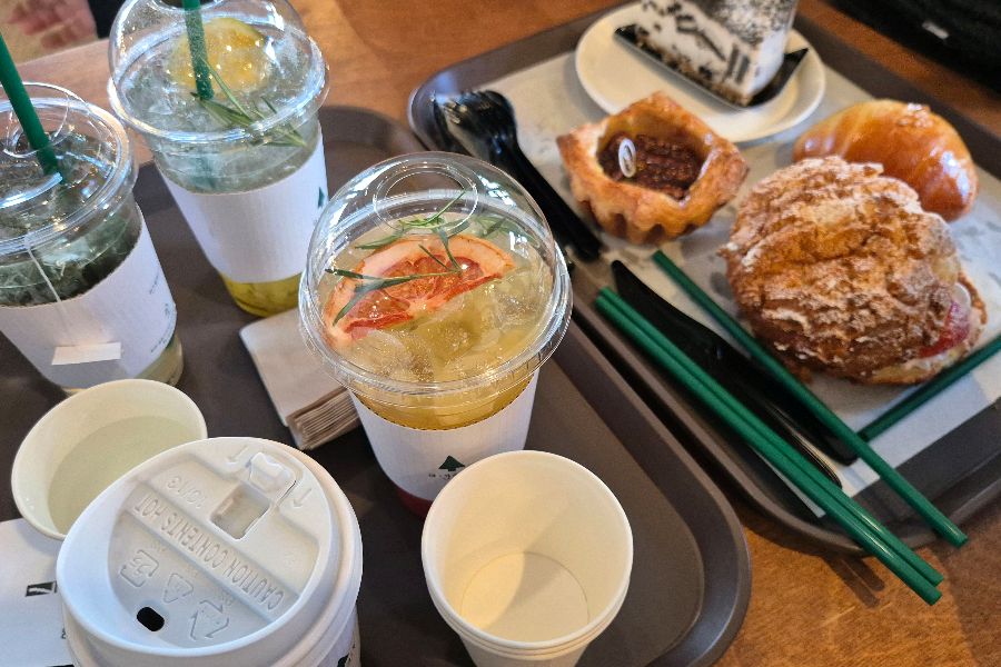 다양한 종류의 빵과 음료